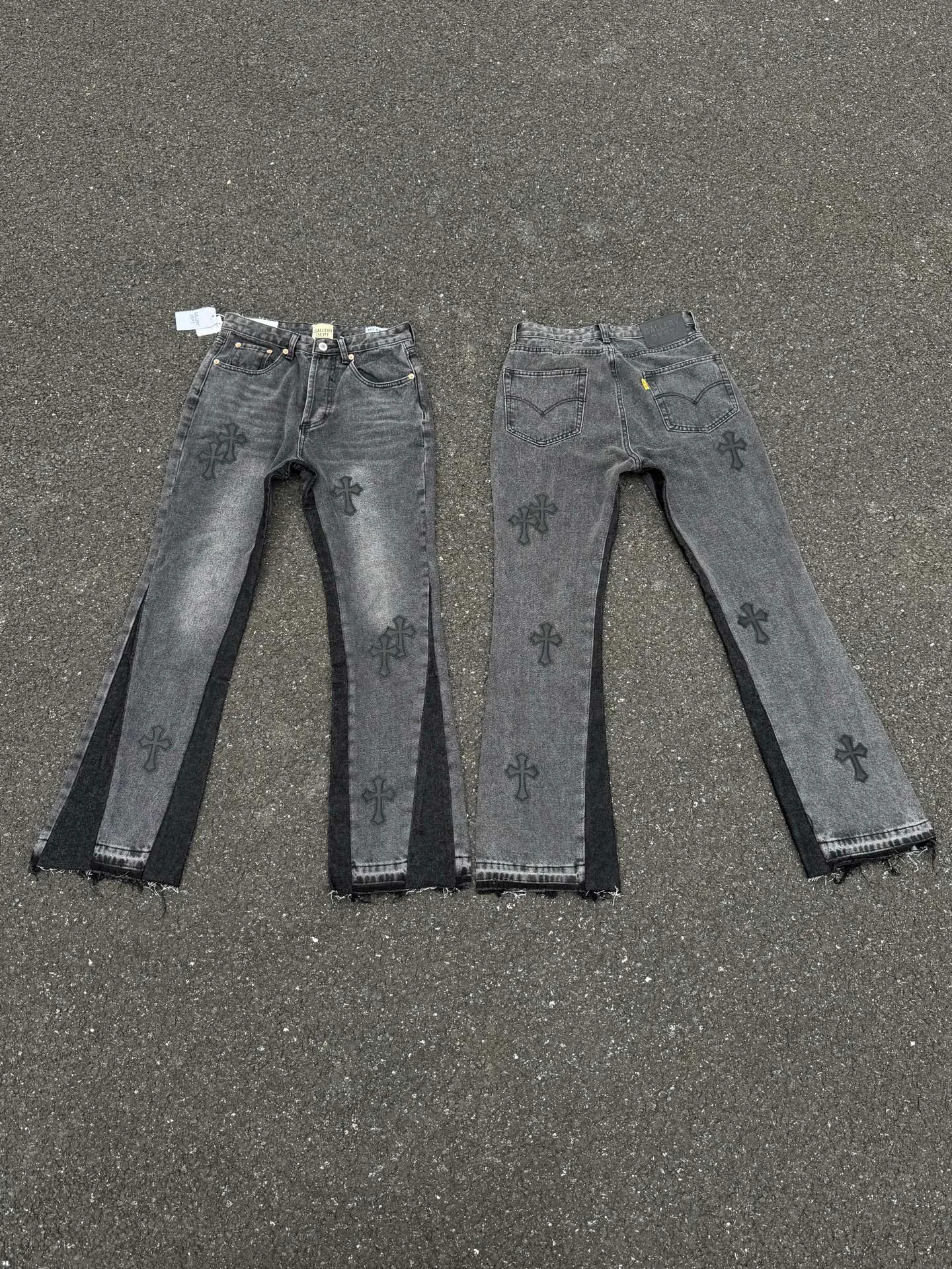 P260💰G99 GALLERY DEPT. Crow's leather cross denim bell-bottoms washed distressed spliced ​​jeans denim washing factory. During the process, the owner of the washing factory helped introduce a boss who once worked at Levi's OEM factory and then started his own business. This also paved the way for the following styles. Therefore, Levi's remodeled single product for the base plate is really familiar. Whether it is the fabrics supplied or the lathes used in production, there is nothing to choose from. -Color: Black -Size: S-XXL (corresponding to 28-36)
